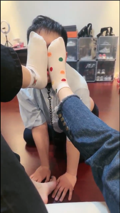 套路直播桃幼幼-户外调教 刺激遛狗+双主调教 圣水【2V】【684MB百度云】
