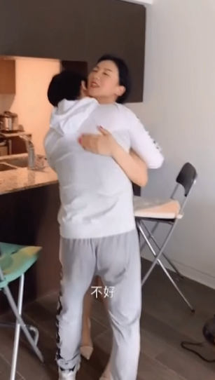 乱伦剧情-单亲妈妈与老朋友跟儿子的故事（1V,733M）