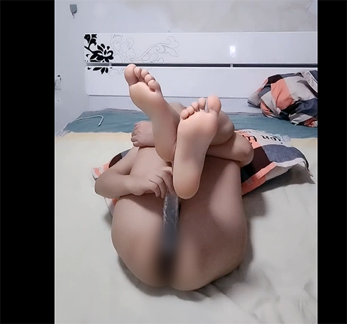 妩媚小女人风骚颜值高，全程露脸给小哥用嘴服务，深喉舔屌让小哥舔逼，道具抽插各种玩弄533m