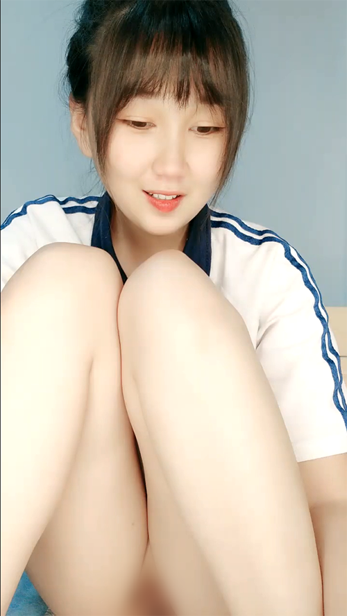 圆圆脸笑起来甜美！新人下海美少女！没穿内裤无毛小穴，掰穴玻璃棒插入，跳蛋磨蹭震动700m