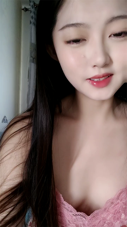 想要爸爸抱！纯欲系天花板！顶级尤物美少女，漂亮大眼睛，掰开粉穴道具猛捅，骑乘位深插1.3g