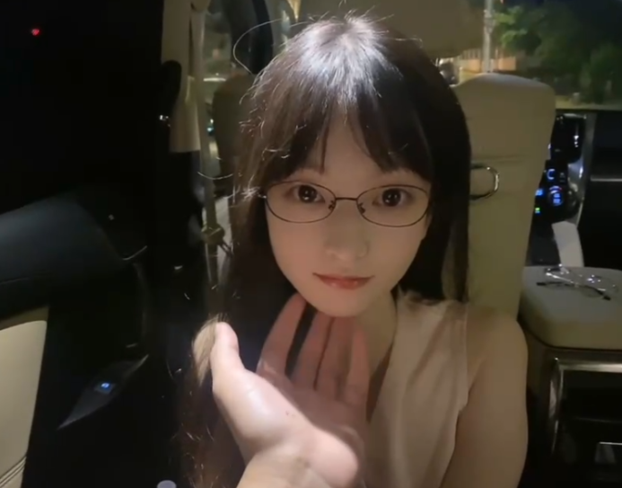 这个眼镜妹有没有视频啊