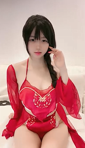 麻花辫极品美少女！情趣红肚兜！白皙皮肤娇滴滴，美臀无毛粉穴