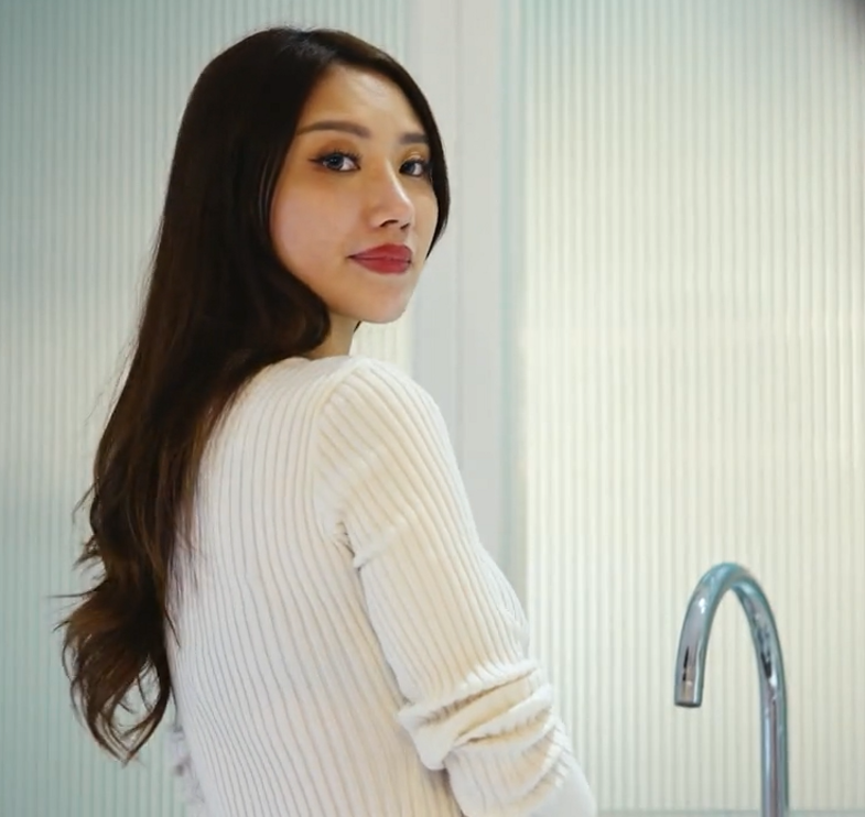 皇家华人传媒-李娜娜-女友淫母帮泄欲（1V,692M）