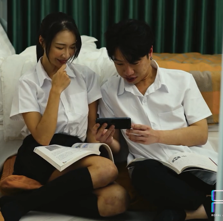 皇家华人传媒-李娜娜-女友淫母帮泄欲（1V,692M）