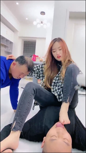 套路直播银儿-新素人调教双奴+愿意死在她脚下【2V】【820MB百度云】