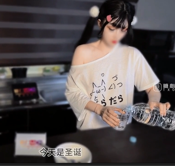 人气美少女-鸡教练-圣诞特辑-双马尾小奈想要哥哥一遍操一遍打 完整版（1V,556M）