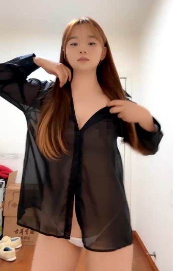 肉肉的小美女，全程露脸真空黑衬衣丁字裤诱惑，在狼友的金钱攻势下脱光光，揉奶玩逼特写展示，粉嫩多汁刺激 1.01G