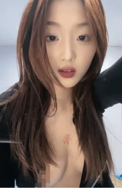花臂纹身极品美少女！近期下海收费房！细腰美乳大长腿，第一视角舔吊，跳蛋塞穴假吊抽插，带情趣手铐猛操 362M