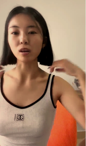 新人！御姐下海！好骚好漂亮~【兔子追乌龟】，牛仔裤小少妇，来了一段科目三，跳得不错，看得人瞬时秒硬！770M