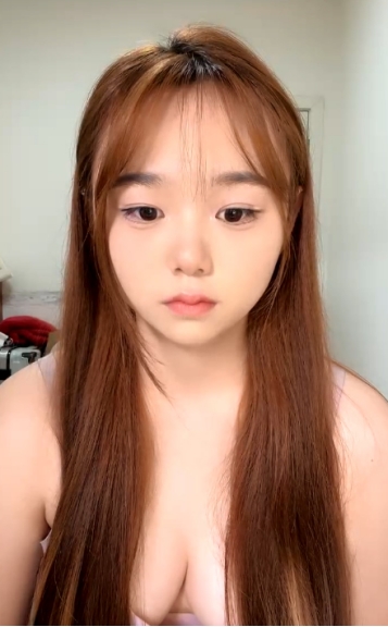 肉肉的小美女，全程露脸真空黑衬衣丁字裤诱惑，在狼友的金钱攻势下脱光光，揉奶玩逼特写展示，粉嫩多汁刺激 1.01G