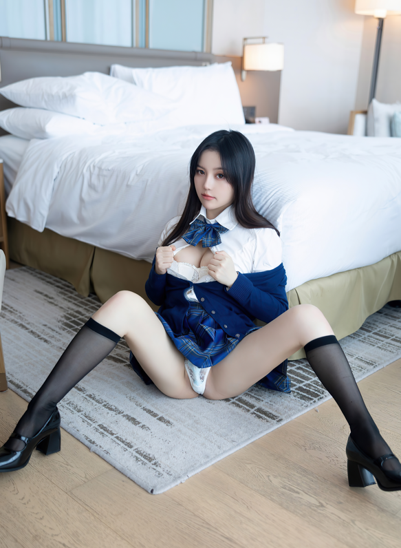 【名模新流出速遞】，秀人网 ，【豆瓣酱】，户外遥控跳蛋+露出 车内被玩逼漏点，公众场合超刺激