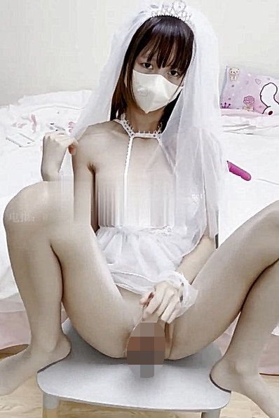 00后女友，真实LT情侣【软软兔】，私密电报群震撼泄密！未流出剧情，C服定制精选，无套啪啪，骚话不断