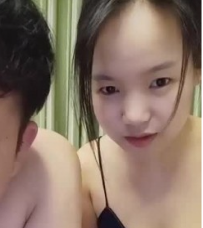 大叔真会玩找来年轻一点的妹子双人秀第二部 互摸口交舔硬后再沙发上骑乘424M
