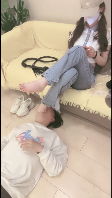 套路直播晚晚S-鞭打转胯裸足深喉专场【1V】【527MB百度云】