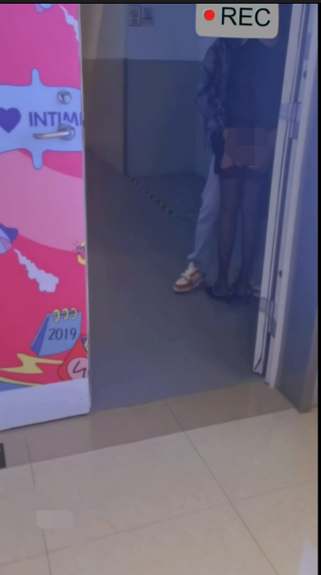 推特极品绿帽淫妻-小鲸鱼-12月-大白天人来人往商场露出口交啪啪大街上人前露出酒店3P(3V,1.39G)