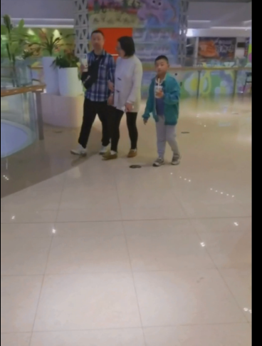 推特极品绿帽淫妻-小鲸鱼-12月-大白天人来人往商场露出口交啪啪大街上人前露出酒店3P(3V,1.39G)