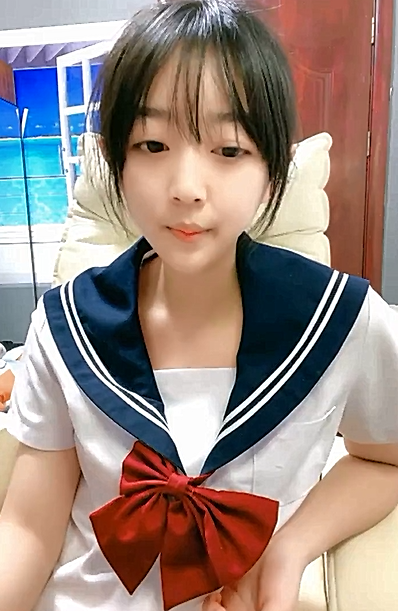 清純乖巧鄰家妹妹新買的學生制服，穿上給大家看，撩起裏面穿着連體内褲，掰開粉穴特寫，手指扣入表情很享受