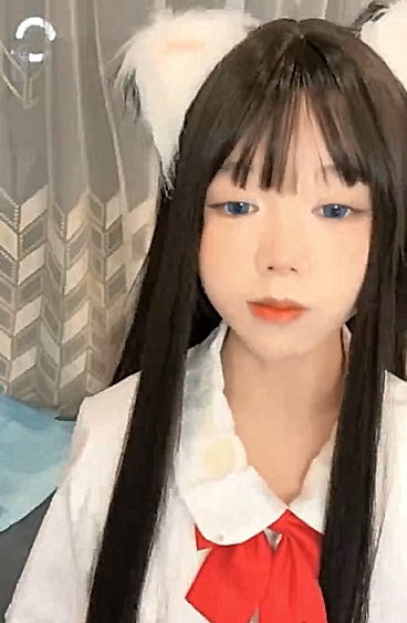二次元蘿莉，真可愛的學生妹，【吃一口小布丁】，戶外跳蛋，爽到噴水，小妹妹别看年齡不大，也是個老司機，玩得花着呢