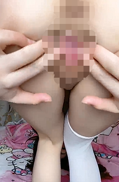 2024年2月，今年最美校花出现了，【甜甜呀】，过年躲在被窝里，脱光了好白，不自觉地湿漉漉
