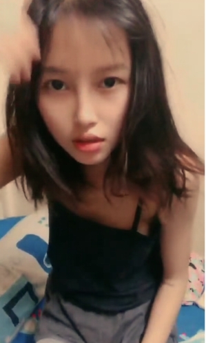 《百度云泄密》忽悠白皙的小美女脱光光看鲍鱼379M
