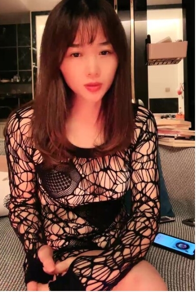 气质尤物性感美女！难得收费房大秀！镂空情趣装，掏出白嫩大奶揉捏，揉搓骚穴，娇喘呻吟翘起屁股473M