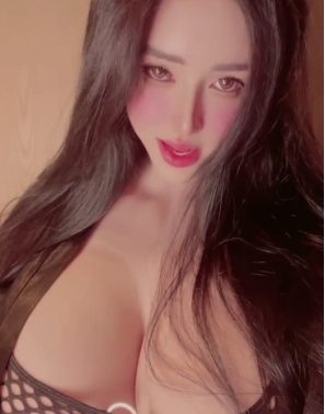一月最新抖音巨乳网红顾灵曦❤️ 和金主口交舔菊花后入一对一视频403M