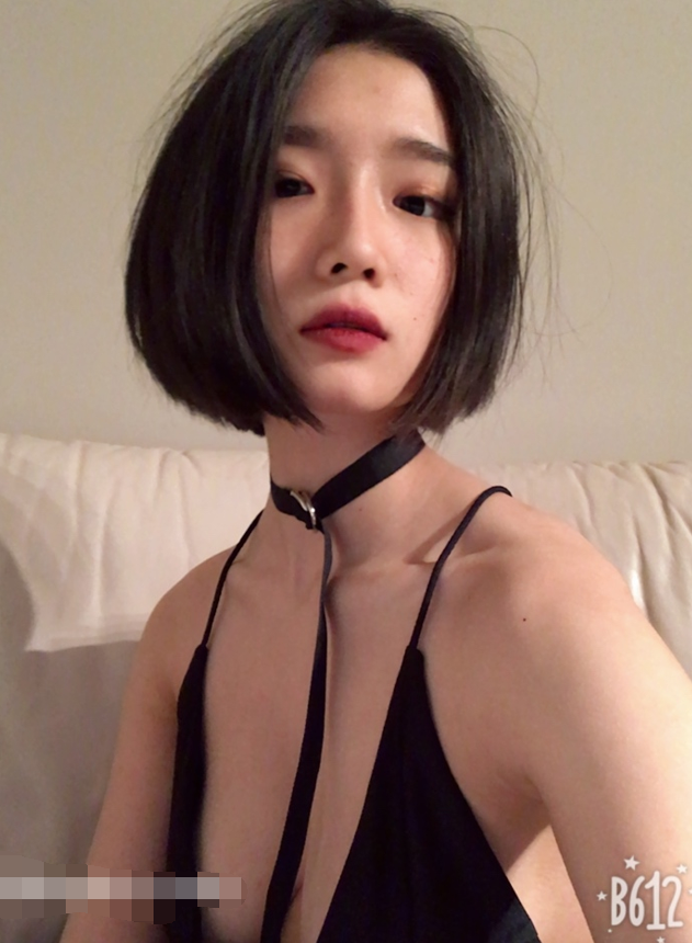 《精品反差高材生》露脸才是王道！大奶顶级身材宗洋媚外留学生【小慧】私拍，道具紫薇握着白人男友大肉棍爱不释手