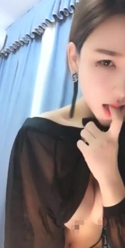 颜值女神模特小青青露脸一身透明情趣装非常诱惑，奶子圆润屁股翘，撩的男人欲罢不能，道具自慰骚逼呻吟可射237M