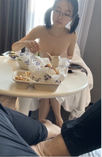 王者泄密流出❤️极品眼镜反差婊校花美女刘璐与金主爸爸换装情趣内衣性爱视频与艳照354M