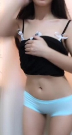 身材苗条长发清纯美女第三部 浴室湿身牛奶倒身上自慰扣逼呻吟诱惑308M