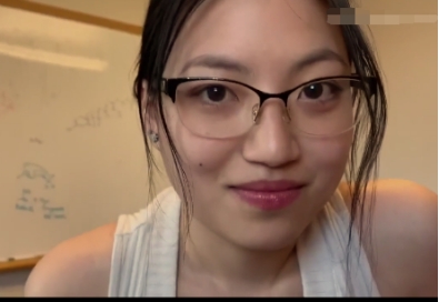 上海留学生吴丽娜课余时间勤工简学应聘办公室文员被洋上司潜规则逼逼粉嫩戴着眼镜样子有点淫骚343M