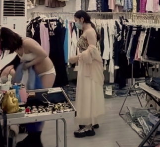 【抖音直播漏点】，潮范女装-店主开直播偷拍顾客换衣，美女发现吓飞，十几个顾客中招了，超刺激165M