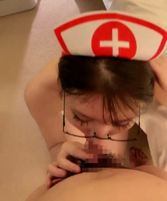 尤物网红小护士！性感美腿白丝袜！黑框眼镜一脸淫骚，第一视角吃吊，炮友激情大战，主动骑乘位爆操211M