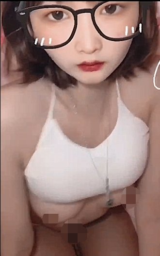 娇小反差萌妹『OP酱』给大家表演极致反差 又纯又欲的乖乖女 萌萌的外表下是个反差小母狗,闷骚反差眼镜娘