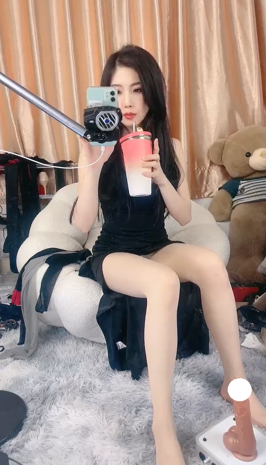 足控必看【玉足长腿】端庄新人女神各种丝袜舔脚足交【2V1.3G】
