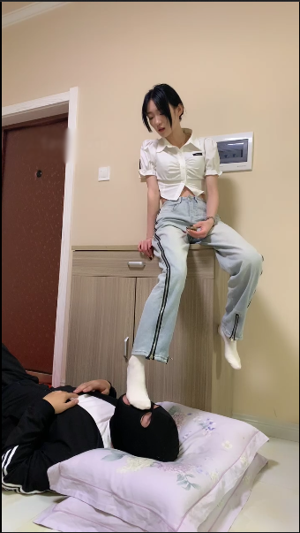 套路直播精神小妹-6S学生主-重度全体重踩踢踹【1V】【419MB百度云】