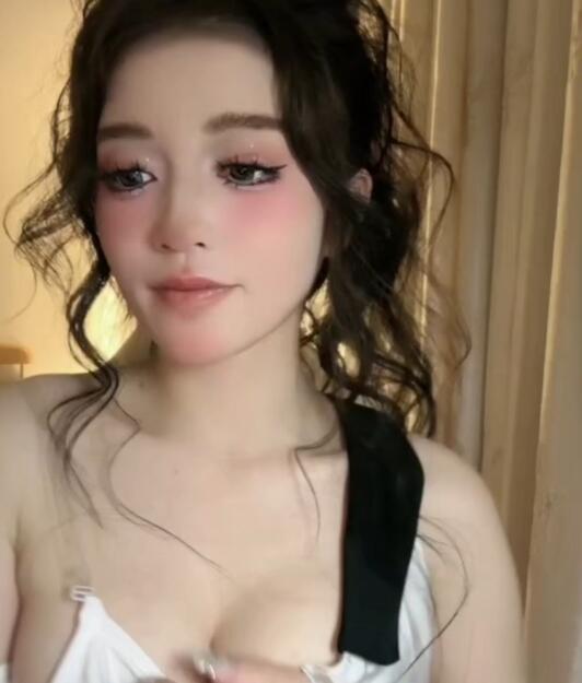 棒棒糖小公主-浓妆也盖不住她的颜值-1V219M