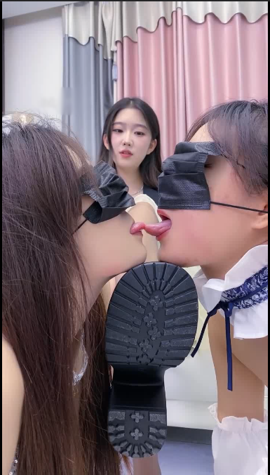套路直播麋鹿银儿-双女奴被强迫105分钟 奴下奴双女慕-接吻骑马三人踩踏【1V】【1.69G百度云】