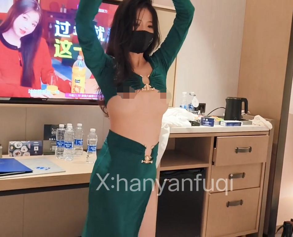 推特极品淫妻-寒烟夫妻（hanyanfuqi）-定制福利（1V,900M）