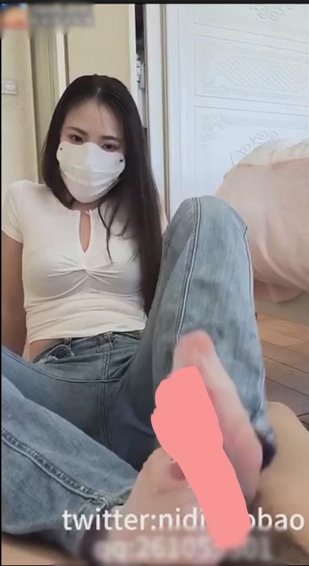 长沙朵朵-牛仔裤波点超薄白丝足交丝袜套鸡打飞机 [2V][828MB百度盘]