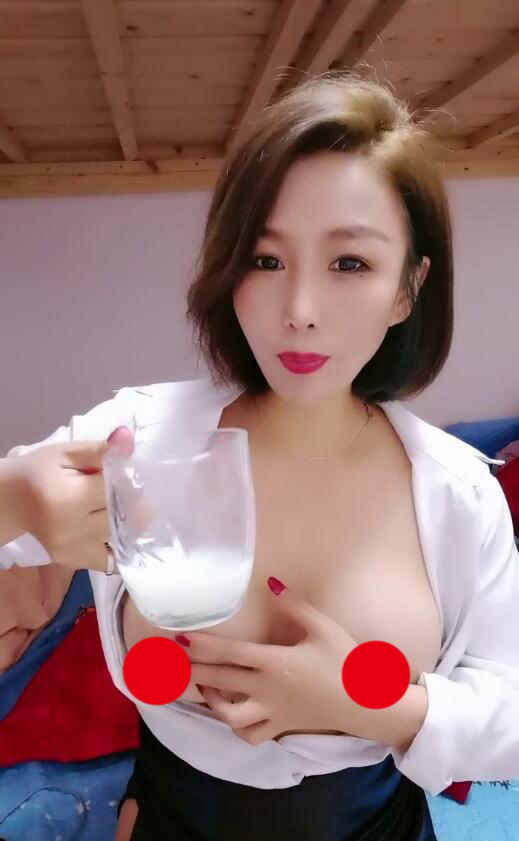 哺乳期美少妇 ，两个大奶子涨奶 ，挤了一杯乳汁-1v754m