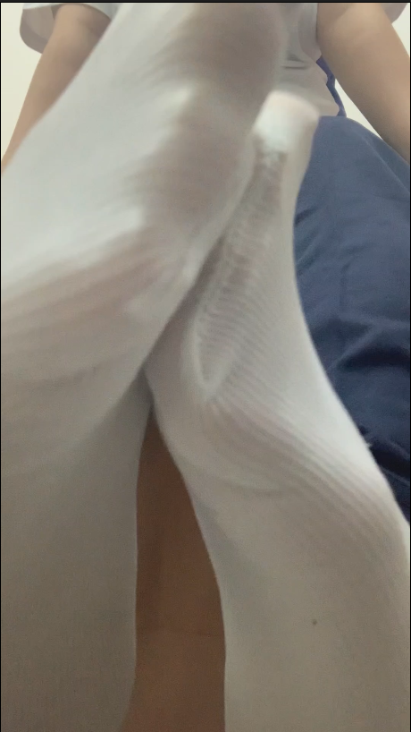 【新】小琪琪文文-校服棉袜裸足秀足【1V】【634MB百度云】