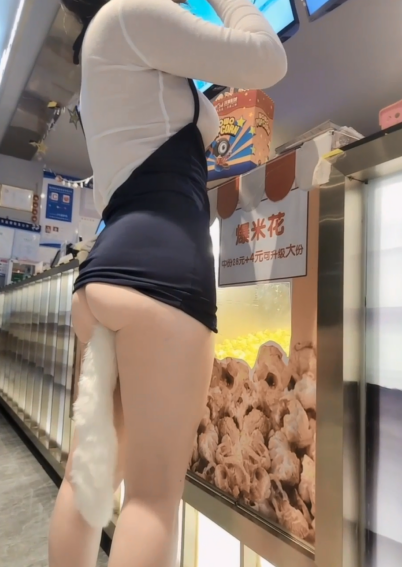 秀人嫩模-豆瓣酱-汉服滴蜡狗链肛塞+影院狗尾露出放尿(2V,1.55G)