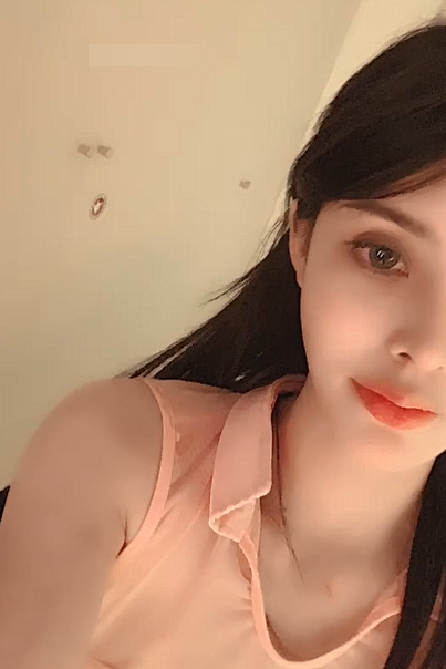 2024年3月，重磅，顶级绿播女神下海，【大白兔】，首次漏B！卧槽！好激动，这骚货挺会拿捏男人