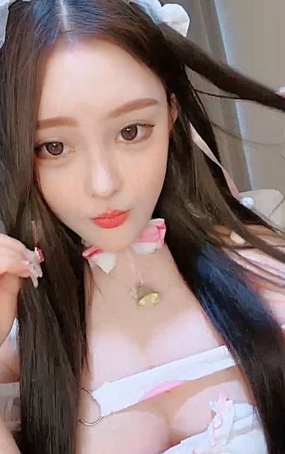 珠峰颜值 美炸了！【草莓味蛋糕】软糯闷骚~无敌豪乳小粉逼