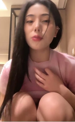 超高颜值美女！酒店开房约炮操逼！掰穴特写求操，第一视角交，抓着大肥臀后入，大力撞击538M