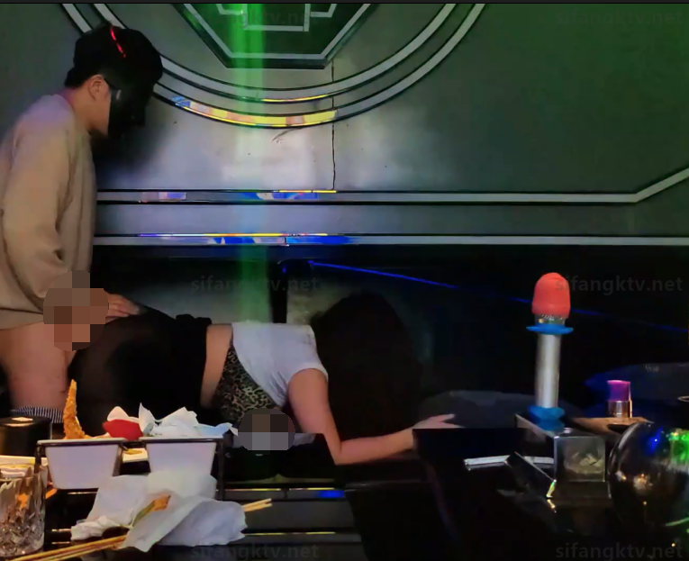 推特超级巨乳-家有e妻-与两位男模粉丝KTV4P终章篇(1V,2.92G)