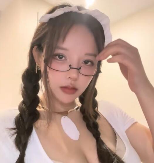 龙婆  极品尤物网红女神！丰乳肥臀爆炸身材！-1v916m