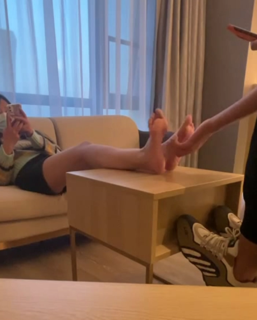 【 学生妹足拍】大神与粉丝众筹 重金诱惑下海足拍-1v1.4g